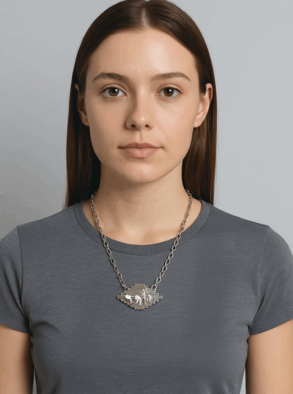 the showman necklace