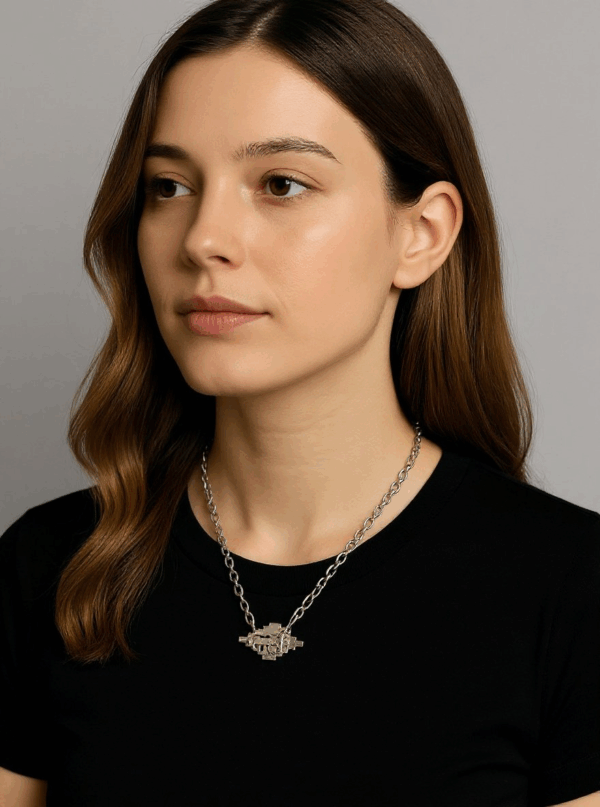the showman necklace
